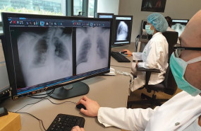 ep sanitarios realizan radiografias para diagnosticar si un paciente tiene coronavirus