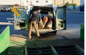 ep un agente inspecciona uno de los vehiculos