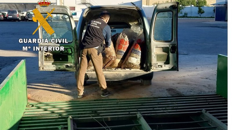 ep un agente inspecciona uno de los vehiculos ep un agente inspecciona uno de los vehiculos
