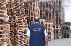 ep un funcionario de la agencia triburaria en una empresa de ventas de pales de madera