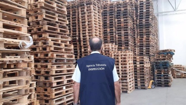 ep un funcionario de la agencia triburaria en una empresa de ventas de pales de madera