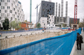 ep un hombre mira una obra en construccion parada y sin trabajadores por falta de suministros como