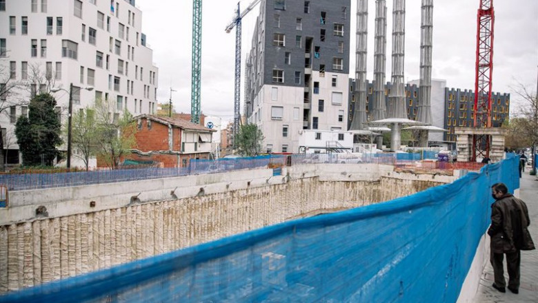Un hombre mira una obra, en construcción, parada y sin trabajadores, por falta de suministros como el hormigón, en Vallecas | Carlos Luján - Europa Press ep un hombre mira una obra en construccion parada y sin trabajadores por falta de suministros como