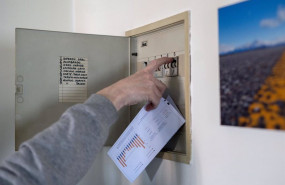 ep un hombre sube los plomos de la luz con una factura de luz en la mano a 3 de enero de 2022 en