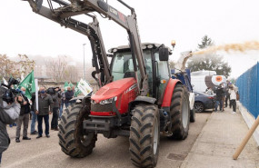 ep un tractor durante una concentracion para reclamar un precio justo de la leche de vaca para el