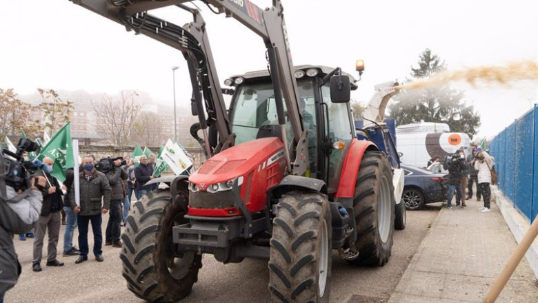 ep un tractor durante una concentracion para reclamar un precio justo de la leche de vaca para el
