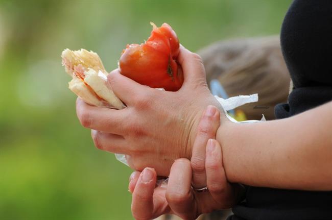 Una persona merienda al aire libre | FLICKR ep una persona meriendaaire libre