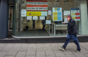 ep una persona pasa por delante de una oficina de empleo ubicada en la capital en madrid espana a 28