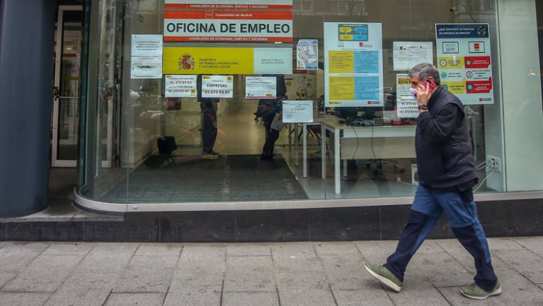 Una persona pasa por delante de una Oficina de Empleo ubicada en la capital, en Madrid, (España), a 28 de enero de 2021. La crisis del Covid-19 ha acabado con 622.600 puestos de trabajo en 2020, según indica la última Encuesta de la Población Activa (EPA) | Ricardo Rubio - Europa Press ep una persona pasa por delante de una oficina de empleo ubicada en la capital en madrid espana a 28