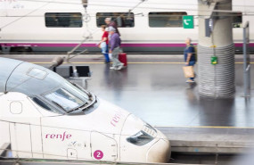 ep viajeros con maletas en uno de los andenes de la estacion almudena grandes atocha cercanias ep viajeros con maletas en uno de los andenes de la estacion almudena grandes atocha cercanias