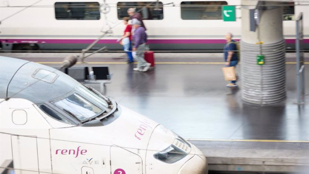 ep viajeros con maletas en uno de los andenes de la estacion almudena grandes atocha cercanias
