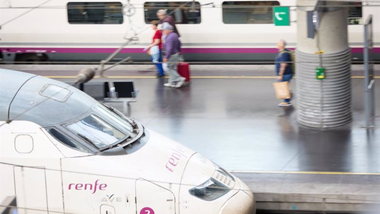 ep viajeros con maletas en uno de los andenes de la estacion almudena grandes atocha cercanias ep viajeros con maletas en uno de los andenes de la estacion almudena grandes atocha cercanias