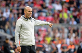 ep zidane dando ordenessus jugadoresla audi cup