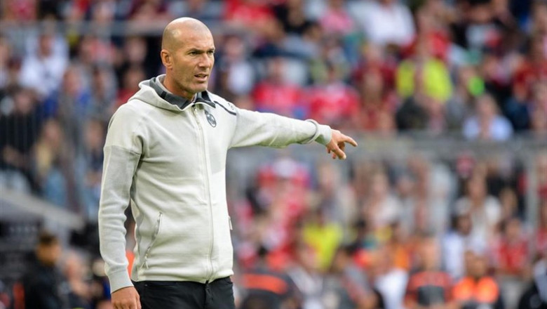 ep zidane dando ordenessus jugadoresla audi cup