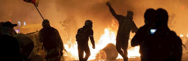 ep un manifestantes corre frente al fuego durante los disturbios en la plaza de urquinaona en