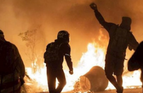 ep un manifestantes corre frente al fuego durante los disturbios en la plaza de urquinaona en