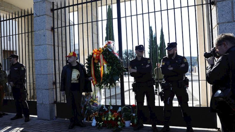 Agentes de la Policía Nacional y nostálgico del franquismo esperan al lado de una corona de flores en el cementerio de El Pardo-Mingorrubio la llegada del ferétro con los restos de Francisco Franco para ser inhumados en el camposanto, en El Pardo (Madrid | Jesús Hellín - Europa Press - Archivo ep agentes de la policia nacional y nostalgico del franquismo esperan al lado de una corona de