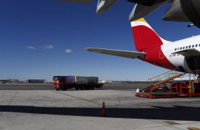 ep archivo   aeropuerto de barajas iberia carga de avion aviones cola de avion handling carga de