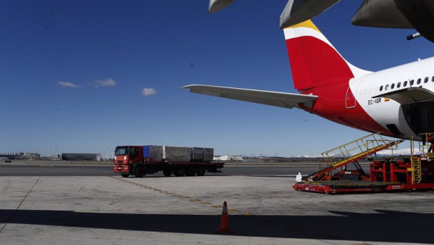 ep archivo aeropuerto de barajas iberia carga de avion aviones cola de avion handling carga de ep archivo aeropuerto de barajas iberia carga de avion aviones cola de avion handling carga de