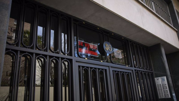 ep archivo   carteles de venta y alquiler de pisos en un edificio de viviendas de madrid