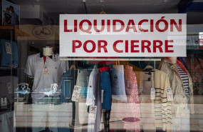 ep archivo   el escaparate de un comercio anunciando una liquidacion por cierre