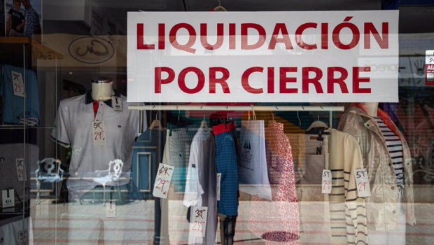 ep archivo   el escaparate de un comercio anunciando una liquidacion por cierre