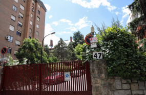 ep archivo   en la puerta del garaje de una urbanizacion se ven colgados dos carteles de se alquila
