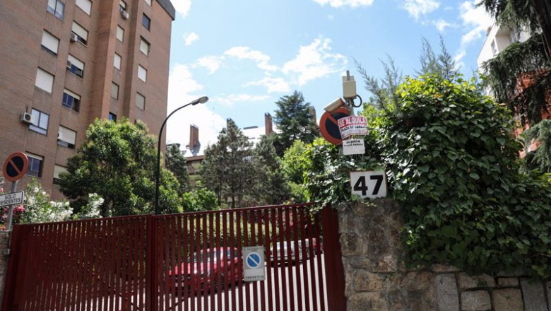 Archivo - En la puerta del garaje de una urbanización, se ven colgados dos carteles de 'Se alquila plaza de Garaje'. | Jesús Hellín - Europa Press - Archivo ep archivo en la puerta del garaje de una urbanizacion se ven colgados dos carteles de se alquila