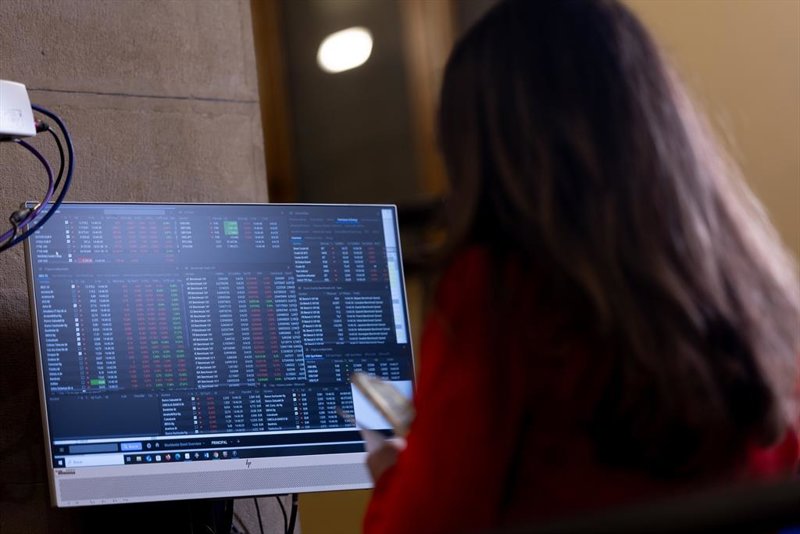 El Ibex estrena semana tranquilo, con las acereras y Puig al frente