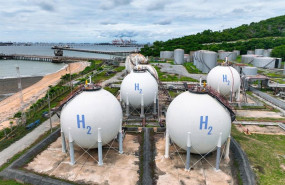 ep archivo   green hydrogen storage facility with industrial h2 gas tanks in sustainable energy