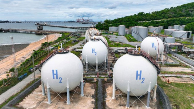 ep archivo   green hydrogen storage facility with industrial h2 gas tanks in sustainable energy