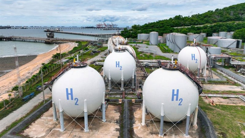 ep archivo   green hydrogen storage facility with industrial h2 gas tanks in sustainable energy