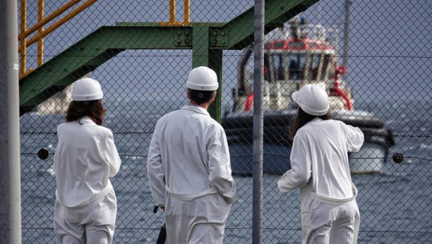 ep archivo   tres operarios durante la visita a la planta musel e hub en el puerto de gijon a 26 de