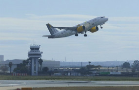 ep archivo   un avion despega y al fondo la torre de control durante la presentacion de la