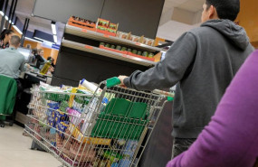 ep archivo   un cliente realizando la compra en un super