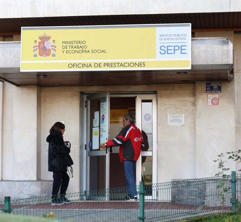 El paro baja en 213.300 personas en el segundo trimestre, con la ocupación en máximos históricos