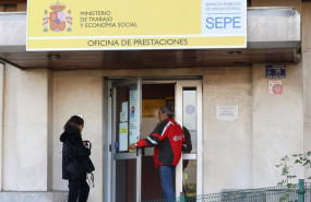 ep archivo   un hombre pasa a una oficina del sepe