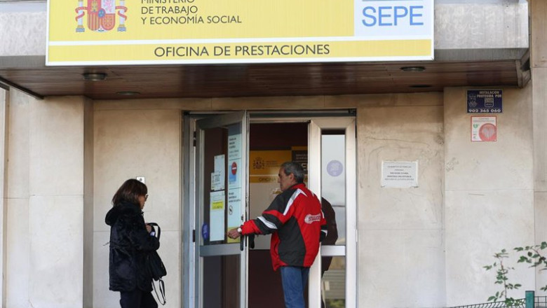 ep archivo   un hombre pasa a una oficina del sepe