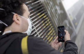 ep archivo   un hombre protegido con mascarilla realiza una videollamada por su telefono movil