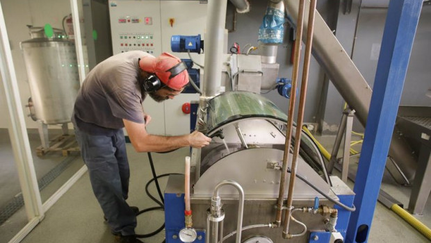 ep archivo   un hombre trabajando en una fabrica