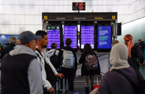 ep archivo   un panel informa de las causas meteorologicas que afectan a los vuelos del aeropuerto