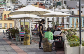 ep archivo   una camarera atiende a dos personas en un establecimiento canario