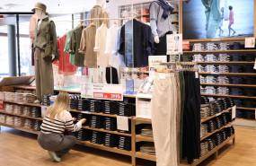 ep archivo   una dependienta coloca la ropa en una tienda