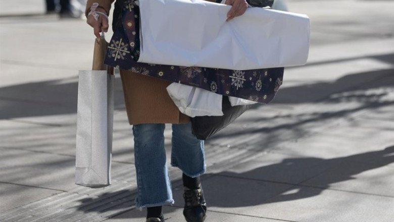 Archivo - Una persona lleva bolsas con regalos para Reyes, en Madrid (España) | Eduardo Parra - Europa Press - Archivo ep archivo una persona lleva bolsas con regalos para reyes en madrid espana