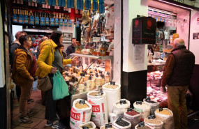 ep archivo varias personas en el mercado de abastos comprando para navidad ep archivo varias personas en el mercado de abastos comprando para navidad