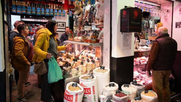 ep archivo varias personas en el mercado de abastos comprando para navidad ep archivo varias personas en el mercado de abastos comprando para navidad