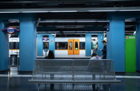 ep archivo   varias personas en un anden de la estacion de grcia a 24 de enero de 2025 en barcelona