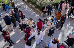 ep archivo   varias personas hacen cola para recibir alimentos en madrid