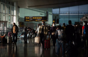 ep archivo   varios pasajeros con maletas en el aeropuerto de el prat en barcelona cataluna espana