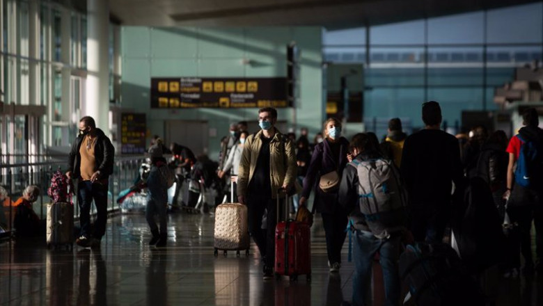 ep archivo varios pasajeros con maletas en el aeropuerto de el prat en barcelona cataluna espana ep archivo varios pasajeros con maletas en el aeropuerto de el prat en barcelona cataluna espana